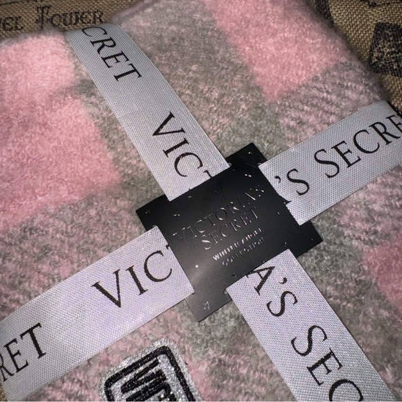 Victoria'S Secret NWT! Grey Pink Plush Plaid Scarf One Size - Picture 4 of 9